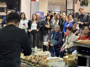 écoute attentive démonstration culinaire Juan Arblelaez